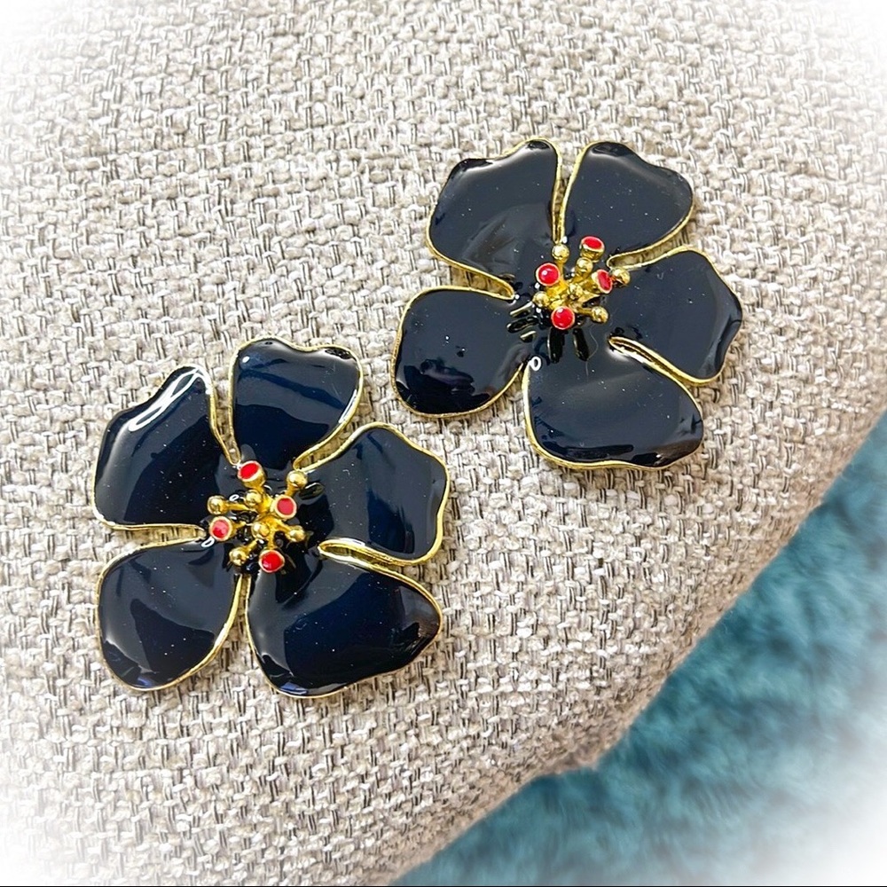 💕Beautiful Black Enamel Hibiscus Flower Fashion Earrings Gold Tone💕